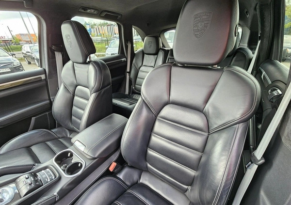 Porsche Cayenne cena 106900 przebieg: 124000, rok produkcji 2012 z Olsztyn małe 667